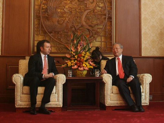 路甬祥副委员长与瓜哈尔多大使亲切交谈