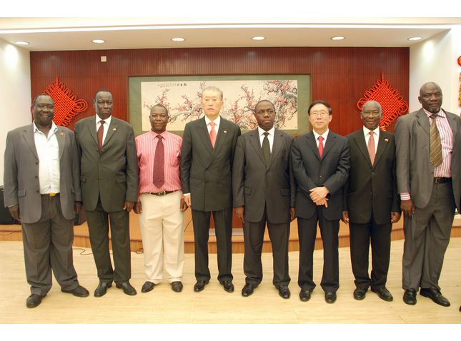 与乌干达地方政府部长姆韦西杰和乌干达历任驻华大使合影