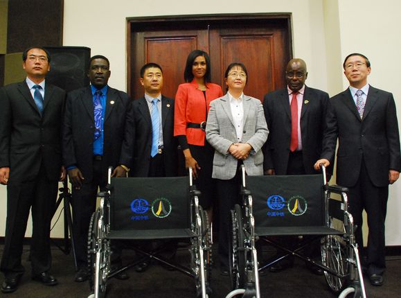 向博中友协捐赠轮椅