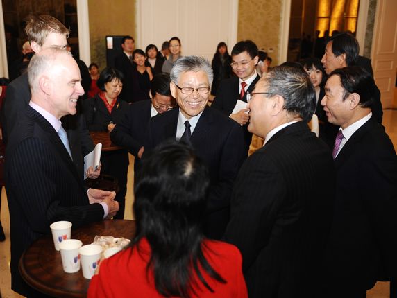 外交部副部长谢杭生、荷兰驻华大使贾高博与现场来宾热烈交谈
