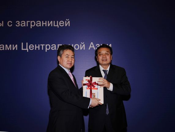 外交部副部长程国平向吉尔吉斯斯坦大使库鲁巴耶夫赠送中吉重要文件汇编、纪念画册和纪念邮封