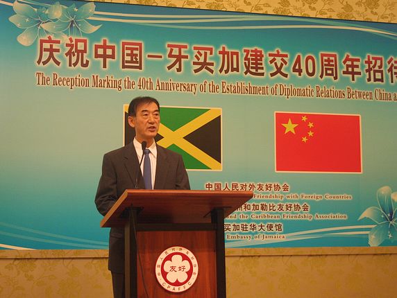 李建平副会长在招待会上致辞