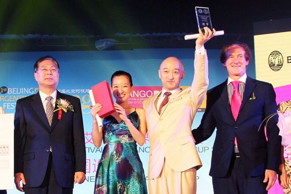 谢元副会长（左一）、阿根廷驻华大使（右一）与冠军（左二、右二）合影
