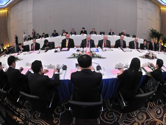 吉林省省委书记王儒林、省长巴音朝鲁会见出席论坛的主要外宾