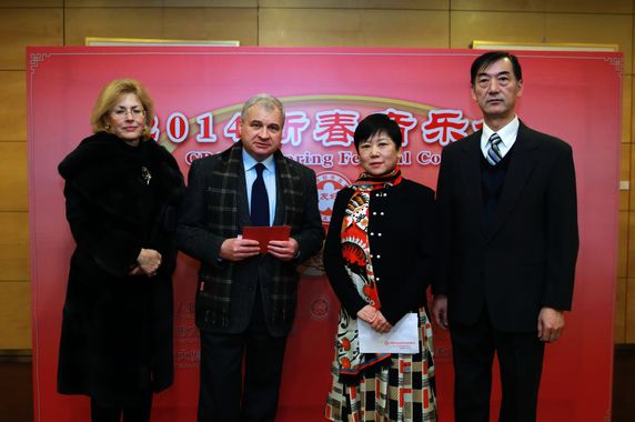 李小林会长、李建平会长与俄罗斯大使夫妇在剧场前厅合影