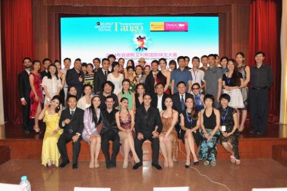 决赛现场评委、选手、志愿者合影（摄影：翔子）