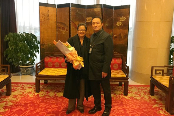 吉拥军副主任（右）与新任牙买加驻华大使费·皮克斯吉尔合影