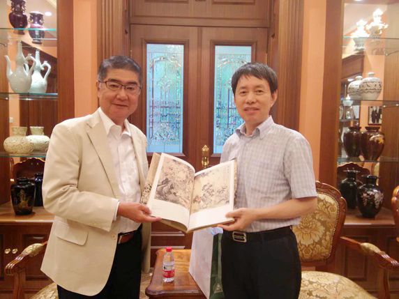 户思社副会长向森下会长赠送我会藏画图册