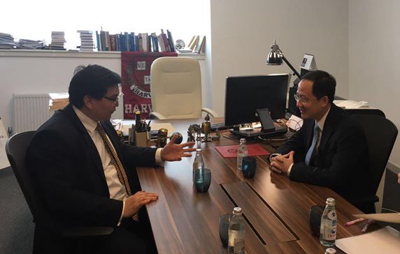 与哈萨克斯坦首任总统图书馆副馆长会谈