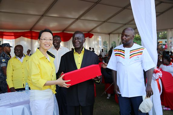 乌干达副总统向林怡副会长赠送龙舟赛纪念品
