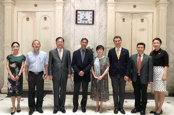 李小林会长、谢元副会长与贝礼中先生（左四）、刘玉龙副院长（右三）一行合影