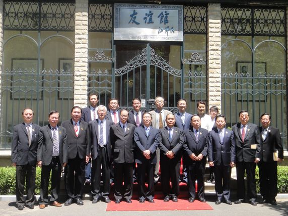 CPAFFC Vice-President Feng Zuoku with the Delegation