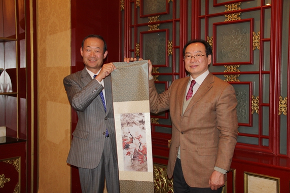 Vice President Song Jingwu Presenting Souvenir to Vice Governor OSUGA YOSHIRO