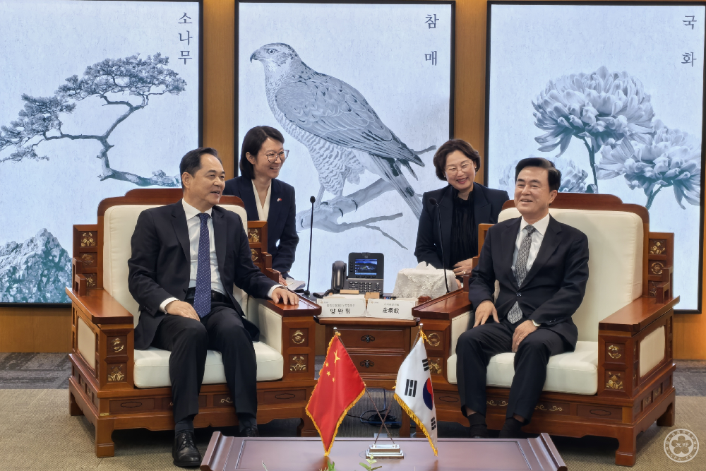 杨万明会长在韩国会见忠清南道知事金泰钦