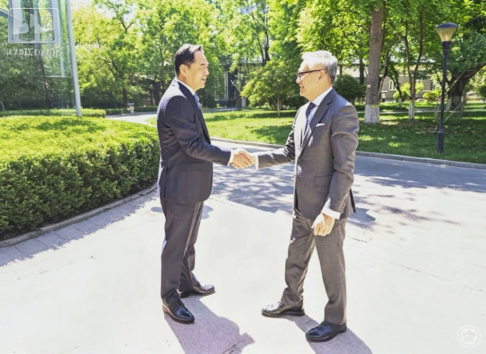 杨万明会长会见老挝副总理兼外交部部长通沙万·丰威汉